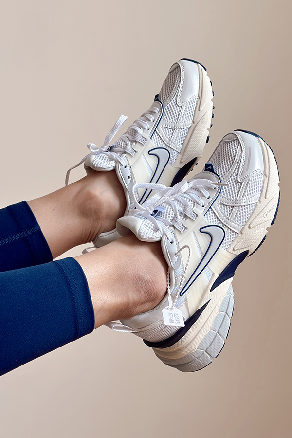 کتونی سفید سرمه ایv2k