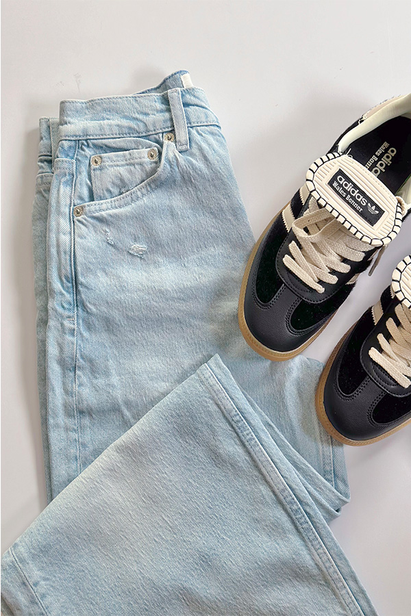 شلوار آبی روشن