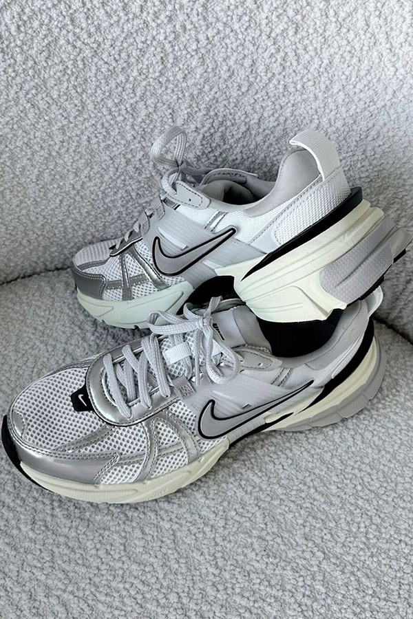 کتونی سفید نقره ای V2K