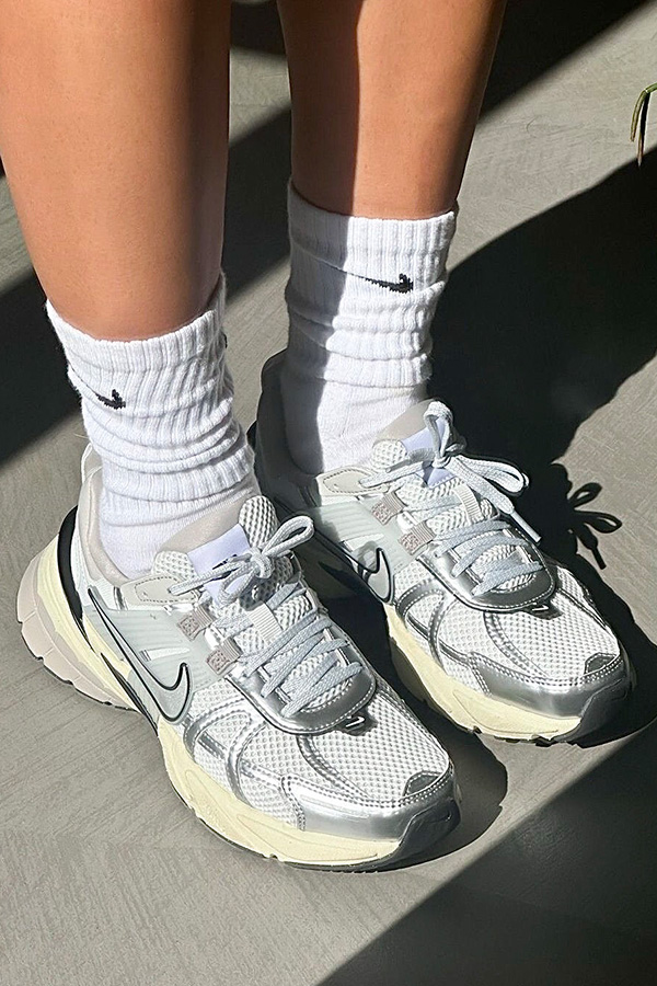 کتونی سفید نقره ای نایک V2K