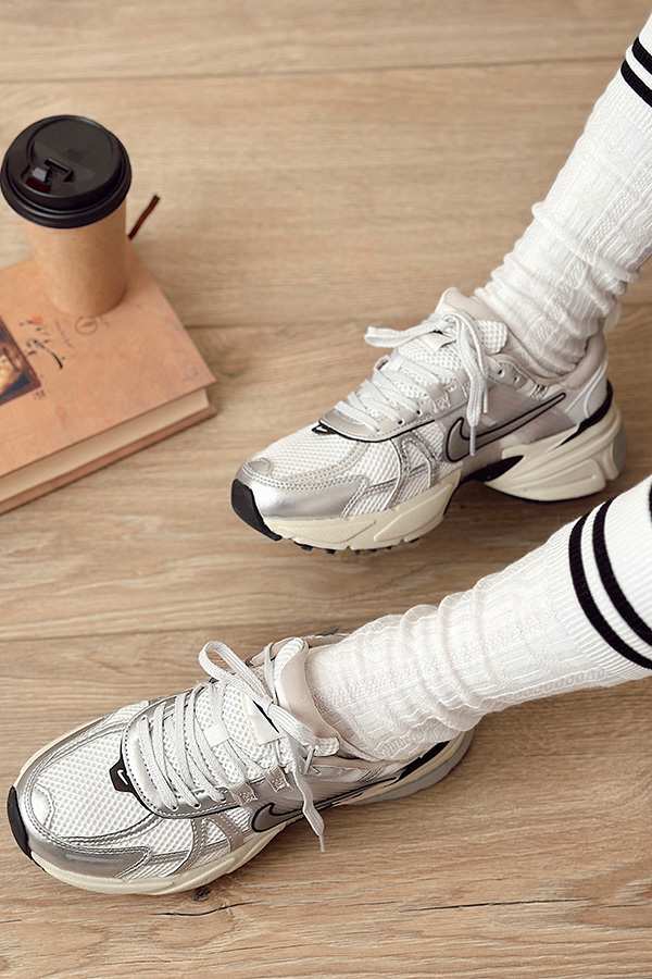 کفش سفید نقره ای