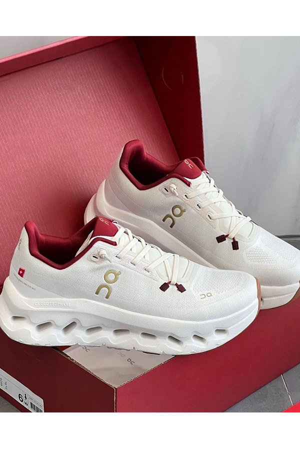 کتونی سفید قرمز