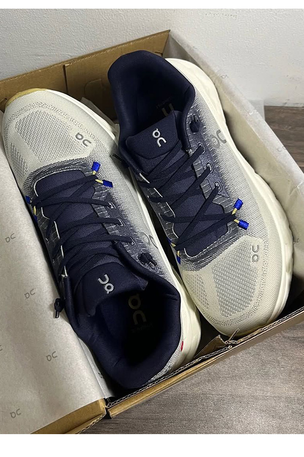 کتونی ON رانینگ سفید سرمه ای